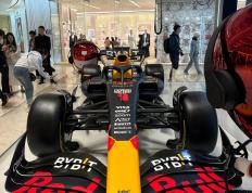 PG游戏官网登录入口-梅赛德斯险胜红牛车队，拉塞尔带队取胜的简单介绍