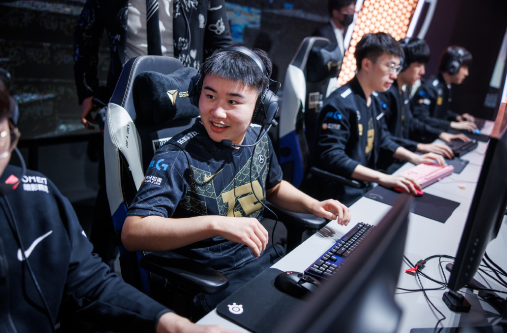 PG中国登录入口-DFM横扫RNG,Uzi单局斩获MVP鏖战多局成都决赛之夜,点燃全场激情