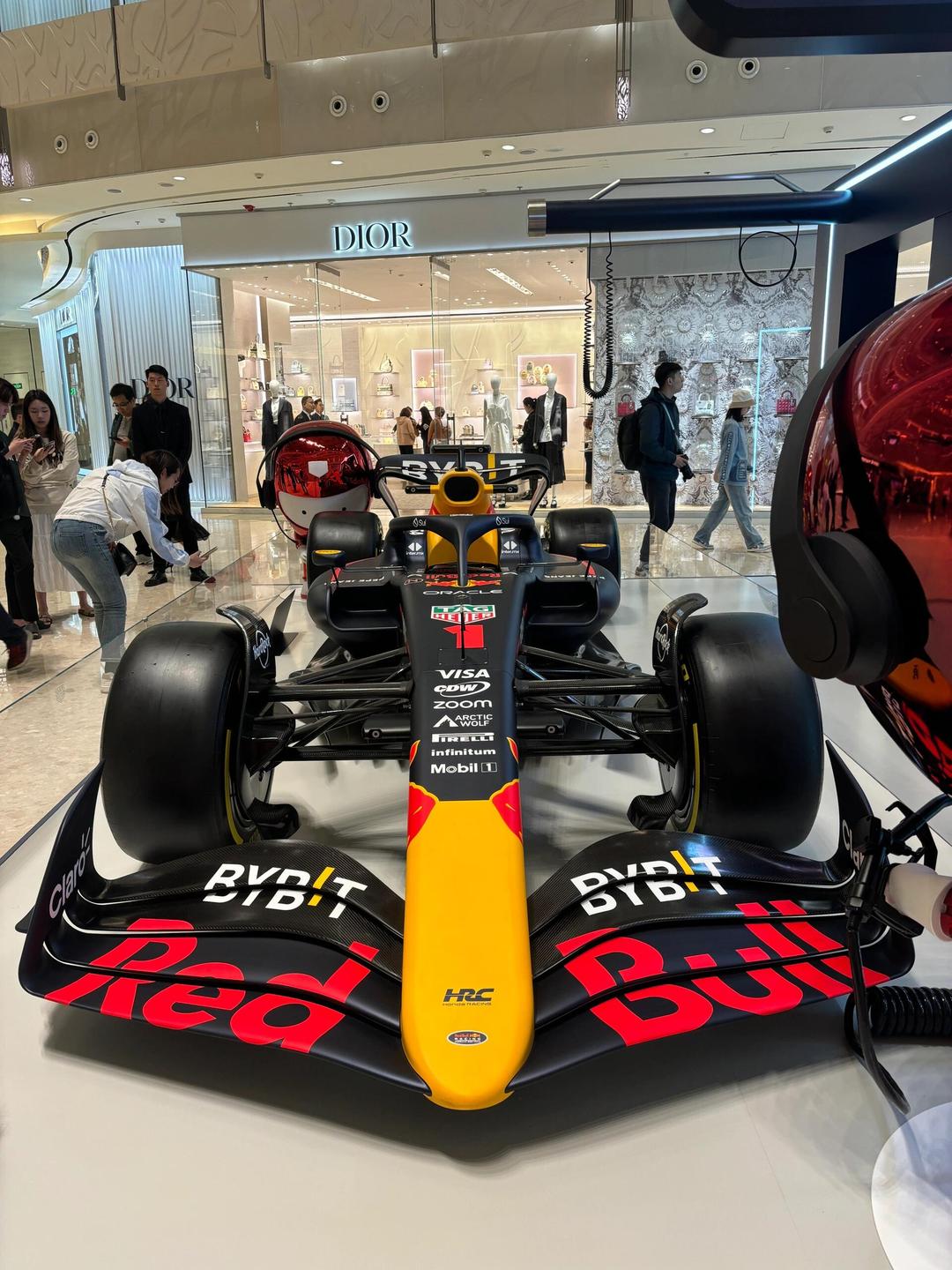 PG游戏官网登录入口-梅赛德斯险胜红牛车队，拉塞尔带队取胜的简单介绍